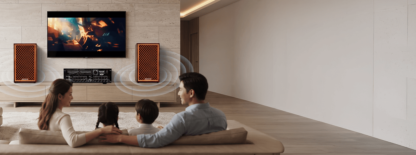 Gia đình nghe nhạc bằng dàn loa Nikochi trong phòng khách