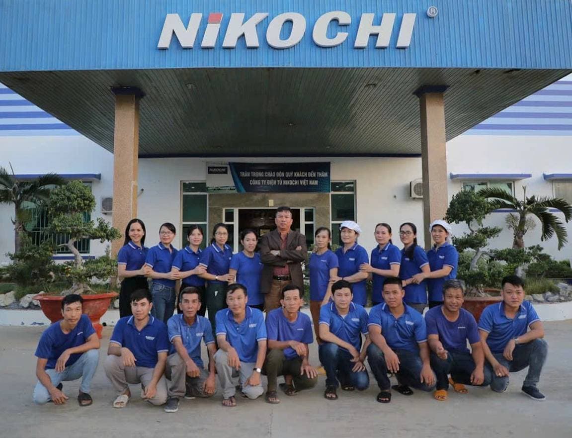 Đội ngũ nhân viên và kỹ thuật viên Nikochi chụp ảnh trước cửa nhà máy